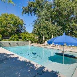 6 Mi to Dtwn Chico! Luxe Art-Filled Oasis w/ Patio, hotel i Chico