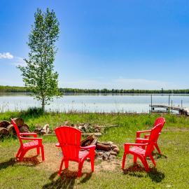 Quiet Relaxing Lakefront Cabin w/ Private Dock, hotel in Merrifield