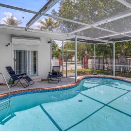 Sunny Pool Days! North Miami Home Base Near Beach: North Miami şehrinde bir otel