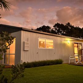 Couple Getaway in Idyllic Bethells Beach - Te Henga, hotel di Bethells Beach