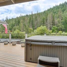 Pool & Dual Decks! Modern Trinity River Retreat, hotell i Lewiston