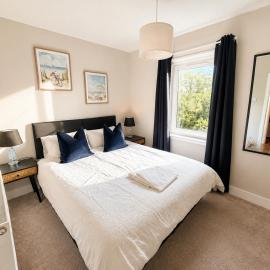 South Gyle House - SuperFast WiFi and Free Parking - 7 minutes from Edinburgh Airport