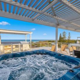 Beach Days, Ocean Rooftop & Spa - Sleeps 8, hotel en Marcoola
