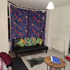 Entire Nuneaton Home Sleeps up to 6 Guests Near Town and George Eliot Hospital, хотел в Нанитон