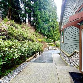 Forest Retreat Suite Near Lakes, Trails&SkyTrain，Ioco的飯店