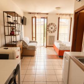 BeaMare - Monolocale - Massimo tre ospiti con posto spiaggia - Studio Apartment - Max 3 people with 1 private umbrella and two SunBeds at the private beach of Eraclea Mare, отель в Эраклея-Маре