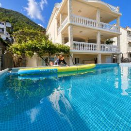 Family House with pool & sea view، فندق في بييلا