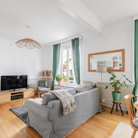 Stylish apartment & private garden - 15 min from La Défense - 25 m from central Paris, hotel a Chaville