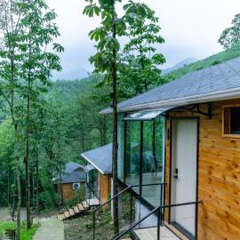 Dujiangyan Lucky Wild Mountain Forest Luxury Homestay – hotel w mieście Dujiangyan