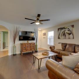 Private Yard & Deck! Group-Friendly Haven in Manor, hotel din Manor