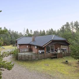 Large Cottage In Peaceful Beautiful Nature, hotel en Mølby