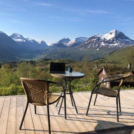 The View - Mountain cabin with stunning views, hotel sa Stranda