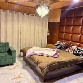 Snow and Saffron Hotel & Restaurant, hotel en Khor