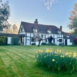 Luxury 16th Century Tudor Cottage, hotel in Solihull