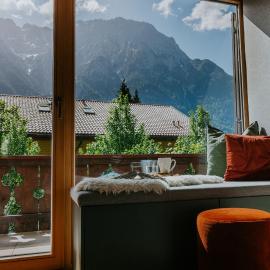 Die Karwendelsuite - 5 Sterne FeWo mit bestem Bergblick, zentrumsnah & ruhig gelegen, familienfreundlich