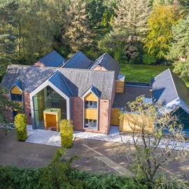 Exclusive Home With Pool & Spa, In Prestbury!