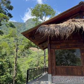 The Happy Bungalow In The Happy Forest!, хотел в Tả Van