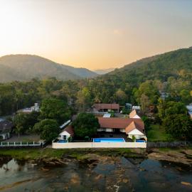KANOVA Luxury Riverside Resort, hotel en Athirappilly