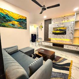 Brand-New Aesthetic 2BHK with Attached Bathrooms in MIyapur, khách sạn ở Lingampalli