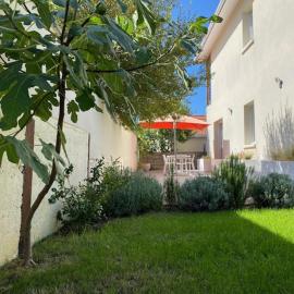 Les Hauts de Bassens، فندق في Bassens