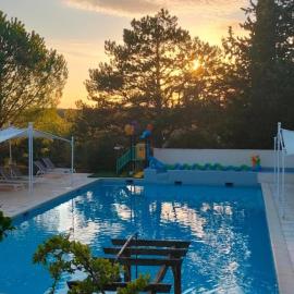 Camping 3 étoiles - Piscine - ccbfii0, Hotel in Châteauneuf-de-Gadagne
