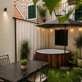 Quiet Oasis in the Heart of Old Town- two kitchen,3bath, hotel Splitben