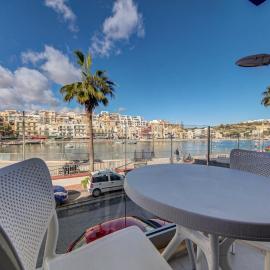 Marsascala Seafront Apartment - Private Terrace & Views, hotel Marsaskalában