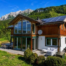 Gipfelruhe-ganzes Ferienhaus mit Sauna, Garten & Spielzimmer- Ramsau am Dachstein، فندق في رامساو أم داتشستين