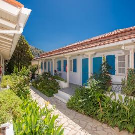 Blue White House, מלון בקלמיצי