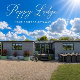 POPPY LUXURY LARGE LODGE Sleeps 10 with HOT TUB Hire Available for your Stay at Fairview Farm, Ravenshead, Nottingham Near Sherwood Forest, Dog Friendly, Farm Stay, Great for Wedding Groups, Families, Hen Do's, Corporate Events, Retreats, Amazing Views!, hotel in Blidworth