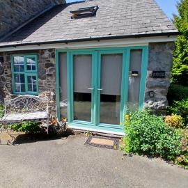 Yr Hen Efail - Quirky Old Smithy cottage near forest walks, cycling & lakes, ξενοδοχείο σε Garthbeibio