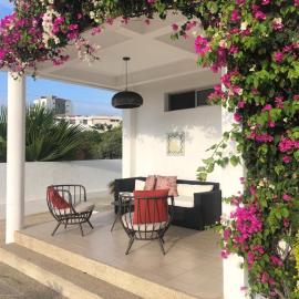 Awesome Beach House 3BD Pool and BBQ in Punta Blanca, hotel v destinaci Punta Blanca
