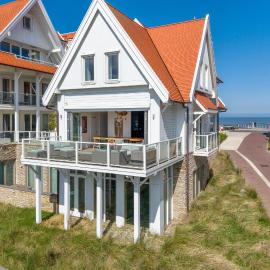 Familie beachhuis op de duinen (Duinhuis)