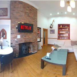 FREE DOG STAY - LARGE APARTMENT - FREE PUBLIC PARKING BEDROOM TV, WALK in SHOWER - FULL Kitchen - NETFLIX - Super Fast WiFi - DVD's-Welcome Tray - No Deposits - Just Meters from Gavin n Stacey Film House, hotel in Barry