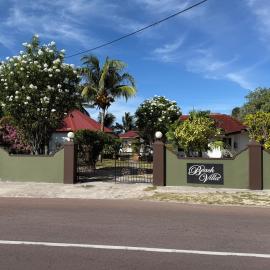 Beach Villa Guesthouse, hotell i Grand Anse