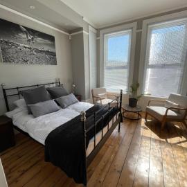 Bright and spacious double room with en-suite, hotel in Eastbourne