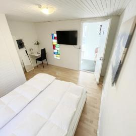 Central Large Double Room with free parking, hótel í Álaborg