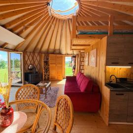 Glamping Niebiańska Osada Jurty Dolnośląskie, hotel en Polanica-Zdrój