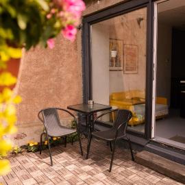 Liepaja Garden Studio with Terrace, hotel in Liepāja