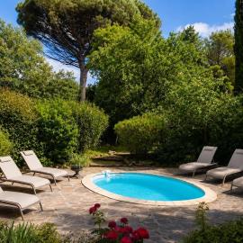 Provençal house 15 minutes from Saint-Tropez، فندق في غريمو