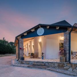 MustBe CFU Studios, hotel em Danilia