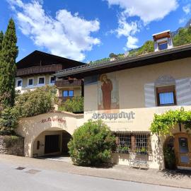 Ferienwohnungen St Hippolyt mit Hallenbad、ラグンドのホテル