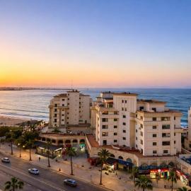 Costa Azul Tanger - View & Side Beach Family Appartement - Cornich Malabata - 3Min TGV - Piscine & Fast Wifi & Parking, хотел в Танжер
