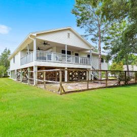 5BR Home Located on Canal Backyard with Deck and BBQ