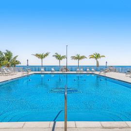 Snowbird-friendly condo in oceanfront complex with heated pool, BBQ, AC, hotel a Marathon