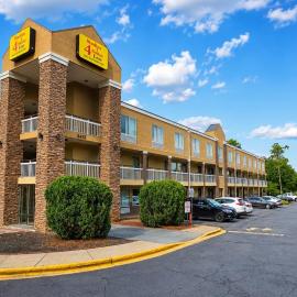 Studios & Suites 4 Less Charlotte, viešbutis Šarlotėje