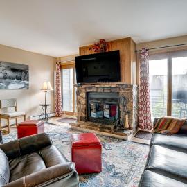Silverthorne Condo: New Pool & Hot Tub + Fireplace, hotel em Silverthorne