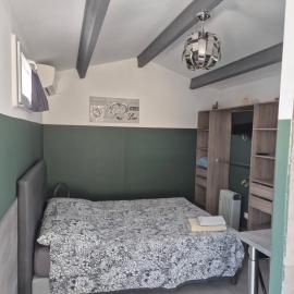 Studio cosy avec cour, hotel in Arles