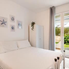 Beachfront Studio Free Parking-Pool 50m from Sea, hotel a Chioggia