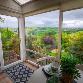 Cosy Haworth Cottage with Garden and Valley Views, hotel in Haworth